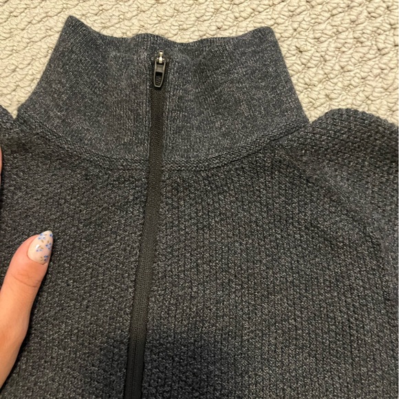 Lululemon Men's Black Sweater - Picture 2 of 3